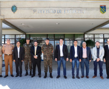O governador Carlos Massa Ratinho Junior esteve nesta quinta-feira (16) na 5ª Divisão do Exército Brasileiro, em Curitiba. Ele foi recebido pelo comandante da 5ª Divisão, general Carlos José Russo Assumpção Penteado, e pelo comandante da 5ª Região Militar, general Claudio Senko Penkal. A unidade é responsável por Paraná e Santa Catarina.