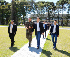 O governador Carlos Massa Ratinho Junior esteve nesta quinta-feira (16) na 5ª Divisão do Exército Brasileiro, em Curitiba. Ele foi recebido pelo comandante da 5ª Divisão, general Carlos José Russo Assumpção Penteado, e pelo comandante da 5ª Região Militar, general Claudio Senko Penkal. A unidade é responsável por Paraná e Santa Catarina.