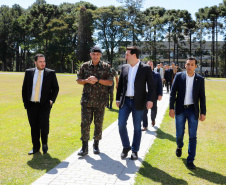 O governador Carlos Massa Ratinho Junior esteve nesta quinta-feira (16) na 5ª Divisão do Exército Brasileiro, em Curitiba. Ele foi recebido pelo comandante da 5ª Divisão, general Carlos José Russo Assumpção Penteado, e pelo comandante da 5ª Região Militar, general Claudio Senko Penkal. A unidade é responsável por Paraná e Santa Catarina.