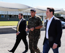 O governador Carlos Massa Ratinho Junior esteve nesta quinta-feira (16) na 5ª Divisão do Exército Brasileiro, em Curitiba. Ele foi recebido pelo comandante da 5ª Divisão, general Carlos José Russo Assumpção Penteado, e pelo comandante da 5ª Região Militar, general Claudio Senko Penkal. A unidade é responsável por Paraná e Santa Catarina.