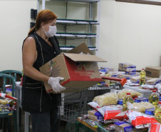 Escolas da rede estadual distribuem kits da merenda. Foto:SEED
