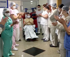  A equipe do Detran-PR comemora a cura do colaborador Vando Dobranski,  que vinha lutando contra Covid-19 e esteve 20 dias internado, sendo 18 deles na Unidade de Terapia Intensiva. Teve alta e foi para casa nesta sexta-feira (17), sob aplausos dos profissionais da Saúde que o atenderam. Foto: Divulgação/Detran