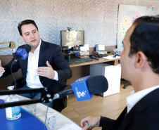 O governador Carlos Massa Ratinho Junior anunciou nesta sexta-feira (17), em entrevista para a Associação das Emissoras de Radiodifusão do Paraná (Aerp), que os municípios terão acesso a mais de R$ 600 milhões (US$ 118,3 milhões) para investir em obras. Os recursos serão geridos pela Secretaria de Desenvolvimento Urbano e Obras Públicas (Sedu) e foram obtidos por empréstimo junto ao Banco Interamericano de Desenvolvimento (BID).