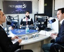 O governador Carlos Massa Ratinho Junior anunciou nesta sexta-feira (17), em entrevista para a Associação das Emissoras de Radiodifusão do Paraná (Aerp), que os municípios terão acesso a mais de R$ 600 milhões (US$ 118,3 milhões) para investir em obras. Os recursos serão geridos pela Secretaria de Desenvolvimento Urbano e Obras Públicas (Sedu) e foram obtidos por empréstimo junto ao Banco Interamericano de Desenvolvimento (BID).