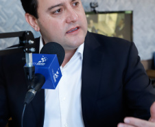 O governador Carlos Massa Ratinho Junior anunciou nesta sexta-feira (17), em entrevista para a Associação das Emissoras de Radiodifusão do Paraná (Aerp), que os municípios terão acesso a mais de R$ 600 milhões (US$ 118,3 milhões) para investir em obras. Os recursos serão geridos pela Secretaria de Desenvolvimento Urbano e Obras Públicas (Sedu) e foram obtidos por empréstimo junto ao Banco Interamericano de Desenvolvimento (BID).