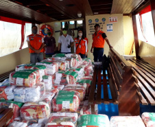 Os moradores da Ilha do Mel, em Paranaguá, receberam 200 cestas básicas, no sábado (18). A entrega foi realizada a partir do direcionamento da primeira-dama, Luciana Saito Massa, e da Superintendência Geral de Ação Solidária.Foto: Defesa Civil