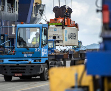 A pandemia de Covid-19 não interferiu no movimento dos de cargas que chegam ou são enviadas por mar. A Portos do Paraná esperam atracar, até o fim de abril, 115 navios. Dessas embarcações, 28 estão programadas ou já aguardam ao largo para carregar e descarregar produtos de todos os segmentos. As outras 87 foram anunciadas e devem chegar até dia 30. 