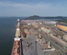 A pandemia de Covid-19 não interferiu no movimento dos de cargas que chegam ou são enviadas por mar. A Portos do Paraná esperam atracar, até o fim de abril, 115 navios. Dessas embarcações, 28 estão programadas ou já aguardam ao largo para carregar e descarregar produtos de todos os segmentos. As outras 87 foram anunciadas e devem chegar até dia 30. Foto: Portos do Paraná