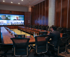 O Governo do Estado prepara um plano de ação projetando a retomada econômica do Paraná após a crise instalada com a pandemia de coronavírus. Em reunião por videoconferência com lideranças do setor produtivo que formam o chamado G7, o governador Carlos Massa Ratinho Junior informou nesta segunda-feira (20) que um comitê de trabalho foi criado para propor estratégias que busquem acelerar o processo de recuperação. O grupo, destacou Ratinho Junior, será liderado pelo vice-governador Darci Piana.