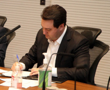 O governador Carlos Massa Ratinho Junior assinou um protocolo de intenções do Governo do Estado com a Companhia de Saneamento do Paraná (Sanepar), a Itaipu Binacional e o Parque Tecnológico Itaipu (PTI) para ampliar a qualidade ambiental nas bacias da região lindeira e a vida útil do Lago de Itaipu. O documento também estabelece o compartilhamento de dados e tecnologia para segurança de barragens e tratamento de efluentes e esgoto.Foto: Ari Dias/AEN