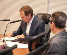 O governador Carlos Massa Ratinho Junior assinou um protocolo de intenções do Governo do Estado com a Companhia de Saneamento do Paraná (Sanepar), a Itaipu Binacional e o Parque Tecnológico Itaipu (PTI) para ampliar a qualidade ambiental nas bacias da região lindeira e a vida útil do Lago de Itaipu. O documento também estabelece o compartilhamento de dados e tecnologia para segurança de barragens e tratamento de efluentes e esgoto.Foto: Ari Dias/AEN