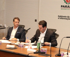 O governador Carlos Massa Ratinho Junior assinou um protocolo de intenções do Governo do Estado com a Companhia de Saneamento do Paraná (Sanepar), a Itaipu Binacional e o Parque Tecnológico Itaipu (PTI) para ampliar a qualidade ambiental nas bacias da região lindeira e a vida útil do Lago de Itaipu. O documento também estabelece o compartilhamento de dados e tecnologia para segurança de barragens e tratamento de efluentes e esgoto.Foto: Ari Dias/AEN