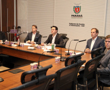 O governador Carlos Massa Ratinho Junior assinou um protocolo de intenções do Governo do Estado com a Companhia de Saneamento do Paraná (Sanepar), a Itaipu Binacional e o Parque Tecnológico Itaipu (PTI) para ampliar a qualidade ambiental nas bacias da região lindeira e a vida útil do Lago de Itaipu. O documento também estabelece o compartilhamento de dados e tecnologia para segurança de barragens e tratamento de efluentes e esgoto.Foto: Ari Dias/AEN