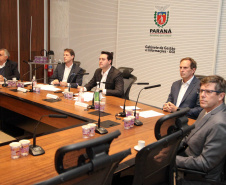 O governador Carlos Massa Ratinho Junior assinou um protocolo de intenções do Governo do Estado com a Companhia de Saneamento do Paraná (Sanepar), a Itaipu Binacional e o Parque Tecnológico Itaipu (PTI) para ampliar a qualidade ambiental nas bacias da região lindeira e a vida útil do Lago de Itaipu. O documento também estabelece o compartilhamento de dados e tecnologia para segurança de barragens e tratamento de efluentes e esgoto.Foto: Ari Dias/AEN