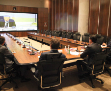 O governador Carlos Massa Ratinho Junior assinou um protocolo de intenções do Governo do Estado com a Companhia de Saneamento do Paraná (Sanepar), a Itaipu Binacional e o Parque Tecnológico Itaipu (PTI) para ampliar a qualidade ambiental nas bacias da região lindeira e a vida útil do Lago de Itaipu. O documento também estabelece o compartilhamento de dados e tecnologia para segurança de barragens e tratamento de efluentes e esgoto.Foto: Ari Dias/AEN