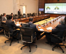 O governador Carlos Massa Ratinho Junior assinou um protocolo de intenções do Governo do Estado com a Companhia de Saneamento do Paraná (Sanepar), a Itaipu Binacional e o Parque Tecnológico Itaipu (PTI) para ampliar a qualidade ambiental nas bacias da região lindeira e a vida útil do Lago de Itaipu. O documento também estabelece o compartilhamento de dados e tecnologia para segurança de barragens e tratamento de efluentes e esgoto.Foto: Ari Dias/AEN