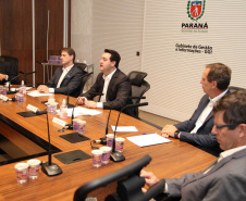O governador Carlos Massa Ratinho Junior assinou um protocolo de intenções do Governo do Estado com a Companhia de Saneamento do Paraná (Sanepar), a Itaipu Binacional e o Parque Tecnológico Itaipu (PTI) para ampliar a qualidade ambiental nas bacias da região lindeira e a vida útil do Lago de Itaipu. O documento também estabelece o compartilhamento de dados e tecnologia para segurança de barragens e tratamento de efluentes e esgoto.Foto: Ari Dias/AEN