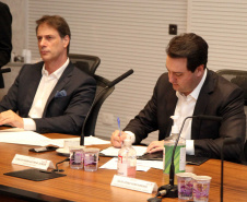 FO governador Carlos Massa Ratinho Junior assinou um protocolo de intenções do Governo do Estado com a Companhia de Saneamento do Paraná (Sanepar), a Itaipu Binacional e o Parque Tecnológico Itaipu (PTI) para ampliar a qualidade ambiental nas bacias da região lindeira e a vida útil do Lago de Itaipu. O documento também estabelece o compartilhamento de dados e tecnologia para segurança de barragens e tratamento de efluentes e esgoto.oto: Ari Dias/AEN
