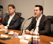O governador Carlos Massa Ratinho Junior assinou um protocolo de intenções do Governo do Estado com a Companhia de Saneamento do Paraná (Sanepar), a Itaipu Binacional e o Parque Tecnológico Itaipu (PTI) para ampliar a qualidade ambiental nas bacias da região lindeira e a vida útil do Lago de Itaipu. O documento também estabelece o compartilhamento de dados e tecnologia para segurança de barragens e tratamento de efluentes e esgoto.Foto: Ari Dias/AEN