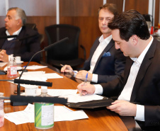 O governador Carlos Massa Ratinho Junior assinou um protocolo de intenções do Governo do Estado com a Companhia de Saneamento do Paraná (Sanepar), a Itaipu Binacional e o Parque Tecnológico Itaipu (PTI) para ampliar a qualidade ambiental nas bacias da região lindeira e a vida útil do Lago de Itaipu. O documento também estabelece o compartilhamento de dados e tecnologia para segurança de barragens e tratamento de efluentes e esgoto.