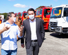 O Paraná ganhou uma importante ferramenta para ajudar no combate a focos de incêndio, no abastecimento de água nas cidades que enfrentam a estiagem e contra a proliferação do coronavírus. O governador Carlos Massa Ratinho Junior entregou nesta quarta-feira (22) 20 de um total de 29 caminhões-pipa que vão atender municípios de diversas regiões do Estado.