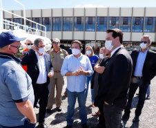 O Paraná ganhou uma importante ferramenta para ajudar no combate a focos de incêndio, no abastecimento de água nas cidades que enfrentam a estiagem e contra a proliferação do coronavírus. O governador Carlos Massa Ratinho Junior entregou nesta quarta-feira (22) 20 de um total de 29 caminhões-pipa que vão atender municípios de diversas regiões do Estado.