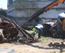 Veículos arrematados em leilão começam a ser prensados e removidos de pátio em Ponta Grossa
. Foto:SESP