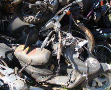 Veículos arrematados em leilão começam a ser prensados e removidos de pátio em Ponta Grossa
. Foto:SESP
