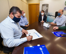 Para ampliar os serviços de coleta e tratamento de esgoto em Ivaiporã, a Sanepar e a Prefeitura assinaram nesta quarta-feira (22) ordem de serviço para as obras, que começam em maio e têm duração de dois anos. O documento foi assinado em Curitiba pelo prefeito de Ivaiporã, Miguel Amaral, pelo diretor-presidente da Sanepar, Claudio Stabile, pelo diretor de Investimentos, Joel de Jesus Macedo, pelo diretor Comercial, Toco Zanetti, e pelo deputado estadual Artagão Júnior.
 Foto:Sanepar