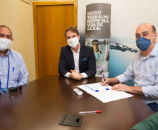 Para ampliar os serviços de coleta e tratamento de esgoto em Ivaiporã, a Sanepar e a Prefeitura assinaram nesta quarta-feira (22) ordem de serviço para as obras, que começam em maio e têm duração de dois anos. O documento foi assinado em Curitiba pelo prefeito de Ivaiporã, Miguel Amaral, pelo diretor-presidente da Sanepar, Claudio Stabile, pelo diretor de Investimentos, Joel de Jesus Macedo, pelo diretor Comercial, Toco Zanetti, e pelo deputado estadual Artagão Júnior.
 Foto:Sanepar