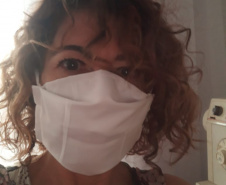 Voluntários da Copel fazem máscaras de proteção. Foto: Copel