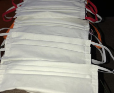 Voluntários da Copel fazem máscaras de proteção. Foto: Copel