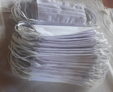 Voluntários da Copel fazem máscaras de proteção. Foto: Copel