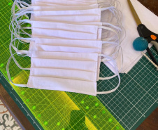 Voluntários da Copel fazem máscaras de proteção. Foto: Copel