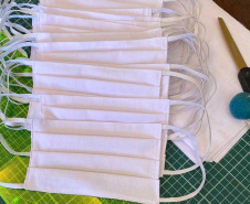 Voluntários da Copel fazem máscaras de proteção. Foto: Copel