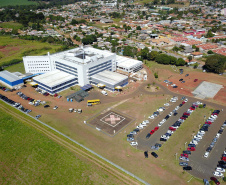 O governador Carlos Massa Ratinho Junior esteve nesta quinta-feira (23) no Hospital Regional Universitário dos Campos Gerais, em Ponta Grossa, e anunciou o repasse de mais de R$ 28 milhões para ações de combate ao novo coronavírus na região.