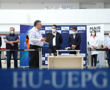 O governador Carlos Massa Ratinho Junior esteve nesta quinta-feira (23) no Hospital Regional Universitário dos Campos Gerais, em Ponta Grossa, e anunciou o repasse de mais de R$ 28 milhões para ações de combate ao novo coronavírus na região.