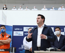 O governador Carlos Massa Ratinho Junior esteve nesta quinta-feira (23) no Hospital Regional Universitário dos Campos Gerais, em Ponta Grossa, e anunciou o repasse de mais de R$ 28 milhões para ações de combate ao novo coronavírus na região.