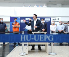 O governador Carlos Massa Ratinho Junior esteve nesta quinta-feira (23) no Hospital Regional Universitário dos Campos Gerais, em Ponta Grossa, e anunciou o repasse de mais de R$ 28 milhões para ações de combate ao novo coronavírus na região.