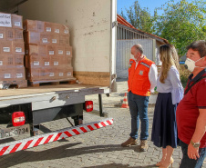 O Governo do Estado recebeu nesta quinta-feira (23) a doação de mais 6 mil litros de álcool em gel (5,3 toneladas), que serão distribuídos para entidades que atendem idosos, crianças e adolescentes, pessoas com deficiência ou outros públicos, além de serviços de saúde e da segurança pública. O produto foi doado pela rede de farmácias Nissei e entregue no depósito da Coordenadoria Estadual da Defesa Civil, na Vila Guaíra, em Curitiba. Foto: Valdelino Pontes