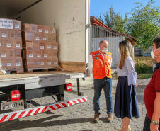 O Governo do Estado recebeu nesta quinta-feira (23) a doação de mais 6 mil litros de álcool em gel (5,3 toneladas), que serão distribuídos para entidades que atendem idosos, crianças e adolescentes, pessoas com deficiência ou outros públicos, além de serviços de saúde e da segurança pública. O produto foi doado pela rede de farmácias Nissei e entregue no depósito da Coordenadoria Estadual da Defesa Civil, na Vila Guaíra, em Curitiba. Foto: Valdelino Pontes