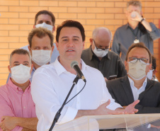 O governador Carlos Massa Ratinho Junior confirmou nesta sexta-feira (24) a contratação de 108 novos leitos para o Hospital Universitário de Maringá. O investimento é de R$ 15,3 milhões, sendo R$ 7,8 milhões para custeio para os próximos seis meses e R$ 7,5 milhões em equipamentos, mobília e insumos médicos.Foto: Gilson Abreu/AEN