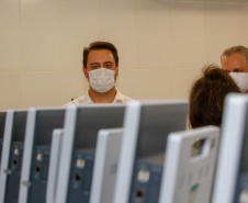 O governador Carlos Massa Ratinho Junior confirmou nesta sexta-feira (24) a contratação de 108 novos leitos para o Hospital Universitário de Maringá. O investimento é de R$ 15,3 milhões, sendo R$ 7,8 milhões para custeio para os próximos seis meses e R$ 7,5 milhões em equipamentos, mobília e insumos médicos.Foto: Gilson Abreu/AEN