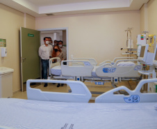 O governador Carlos Massa Ratinho Junior confirmou nesta sexta-feira (24) a contratação de 108 novos leitos para o Hospital Universitário de Maringá. O investimento é de R$ 15,3 milhões, sendo R$ 7,8 milhões para custeio para os próximos seis meses e R$ 7,5 milhões em equipamentos, mobília e insumos médicos.Foto: Gilson Abreu/AEN