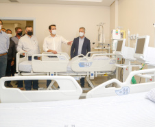 O governador Carlos Massa Ratinho Junior confirmou nesta sexta-feira (24) a contratação de 108 novos leitos para o Hospital Universitário de Maringá. O investimento é de R$ 15,3 milhões, sendo R$ 7,8 milhões para custeio para os próximos seis meses e R$ 7,5 milhões em equipamentos, mobília e insumos médicos.Foto: Gilson Abreu/AEN
