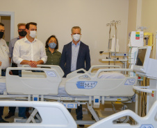 O governador Carlos Massa Ratinho Junior confirmou nesta sexta-feira (24) a contratação de 108 novos leitos para o Hospital Universitário de Maringá. O investimento é de R$ 15,3 milhões, sendo R$ 7,8 milhões para custeio para os próximos seis meses e R$ 7,5 milhões em equipamentos, mobília e insumos médicos.Foto: Gilson Abreu/AEN