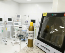 O governador Carlos Massa Ratinho Junior confirmou nesta sexta-feira (24) a contratação de 108 novos leitos para o Hospital Universitário de Maringá. O investimento é de R$ 15,3 milhões, sendo R$ 7,8 milhões para custeio para os próximos seis meses e R$ 7,5 milhões em equipamentos, mobília e insumos médicos.