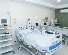 O governador Carlos Massa Ratinho Junior confirmou nesta sexta-feira (24) a contratação de 108 novos leitos para o Hospital Universitário de Maringá. O investimento é de R$ 15,3 milhões, sendo R$ 7,8 milhões para custeio para os próximos seis meses e R$ 7,5 milhões em equipamentos, mobília e insumos médicos.