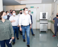 O governador Carlos Massa Ratinho Junior confirmou nesta sexta-feira (24) a contratação de 108 novos leitos para o Hospital Universitário de Maringá. O investimento é de R$ 15,3 milhões, sendo R$ 7,8 milhões para custeio para os próximos seis meses e R$ 7,5 milhões em equipamentos, mobília e insumos médicos.