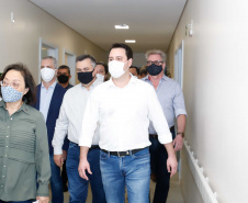 O governador Carlos Massa Ratinho Junior confirmou nesta sexta-feira (24) a contratação de 108 novos leitos para o Hospital Universitário de Maringá. O investimento é de R$ 15,3 milhões, sendo R$ 7,8 milhões para custeio para os próximos seis meses e R$ 7,5 milhões em equipamentos, mobília e insumos médicos.